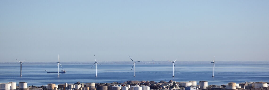 Offshore-Windpark Middelgrunden vor Kopenhagen: Der Bürgerwindpark hätte eigentlich 2026 zurückgebaut werden müssen. Doch seine Laufzeit wurde auf 50 Jahre verlängert.