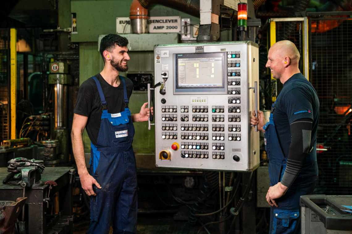 Mitarbeiter der Richard Neumayer GmbH: Das Familienunternehmen aus dem Schwarzwald kommt ohne fossiles Erdgas aus – ein Wettbewerbsvorteil.