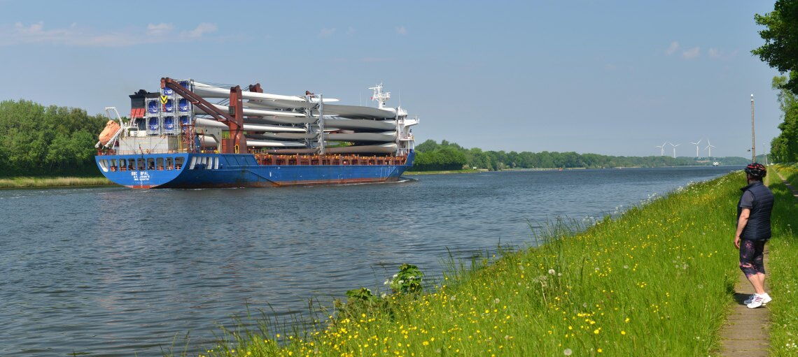 Rotorblatt-Verschiffung: Ein großer Teil der deutschen Windräder wird in den kommenden Jahren zurückgebaut. Damit stellt sich die Frage nach dem Recycling.