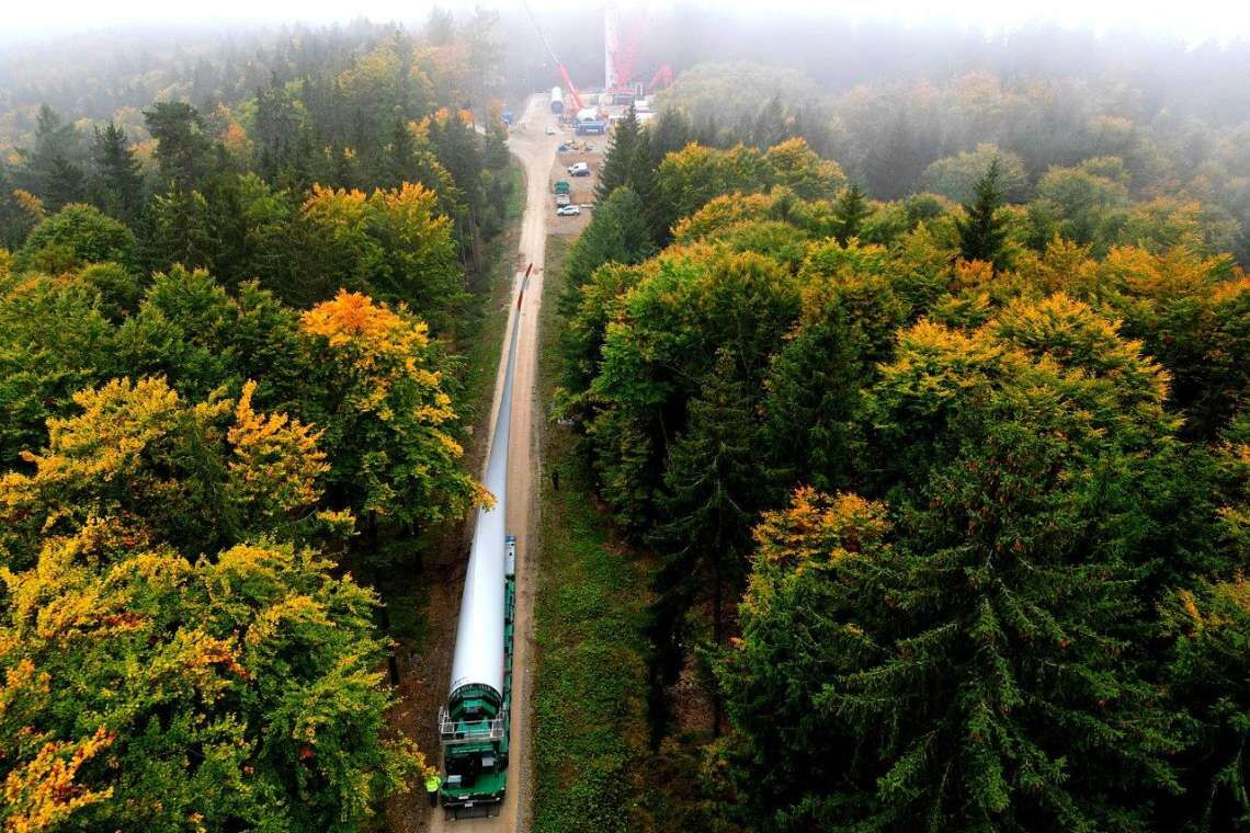 Dieses Rotorblatt hat seinen Bestimmungsort auf einer bewaldeten Kuppe in Niederbayern fast erreicht.