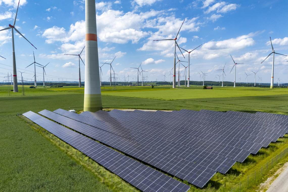 Gemeinsam unschlagbar: Kombinierte Wind- und Solarparks wie hier im Hochsauerland liefern laut dem Fraunhofer ISE den günstigsten Strom.