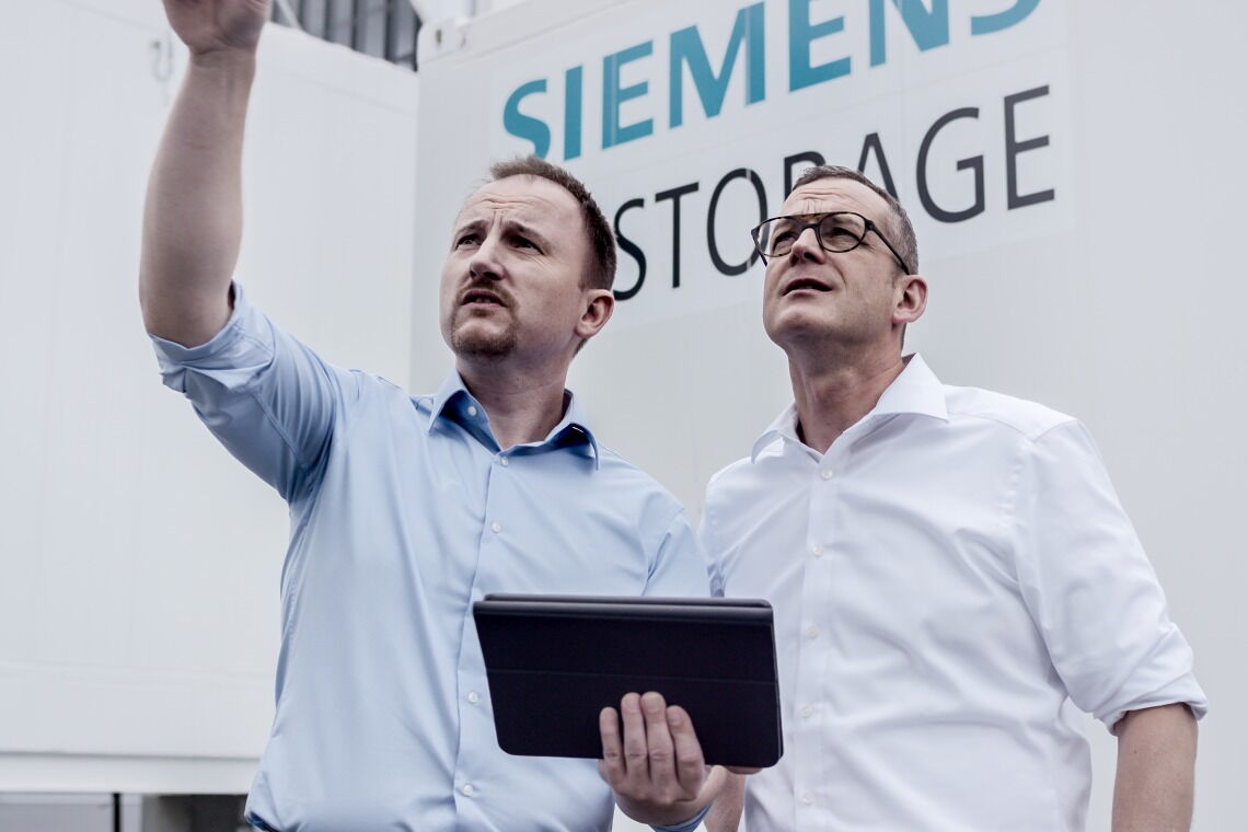 Andreas Schmuderer (links) und Marco Krasser im Batteriespeicher von Wunsiedel: Die Kleinstadt ist vom Verkehr abgesehen praktisch CO2-neutral. Ogilvy & Mather Frankfurt