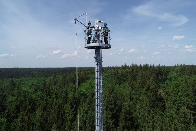 Vogelmonitoring im Windpark: Kameras auf einem 40 Meter hohen Turm erfassen die Vögel, werten die Bilder mithilfe von KI aus und bremsen die Windräder gegebenenfalls ab. Foto: IdentiFlight