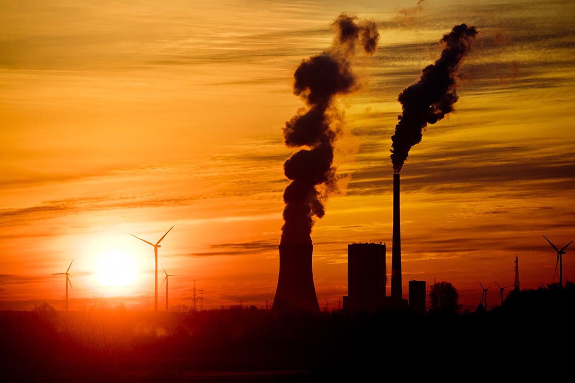 Kohlekraftwerk in Norddeutschland: Bei den Betreibern konventioneller Kraftwerke werden Jobs abgebaut. In Summe steigt die Zahl der Beschäftigten in der Energiewirtschaft aber.