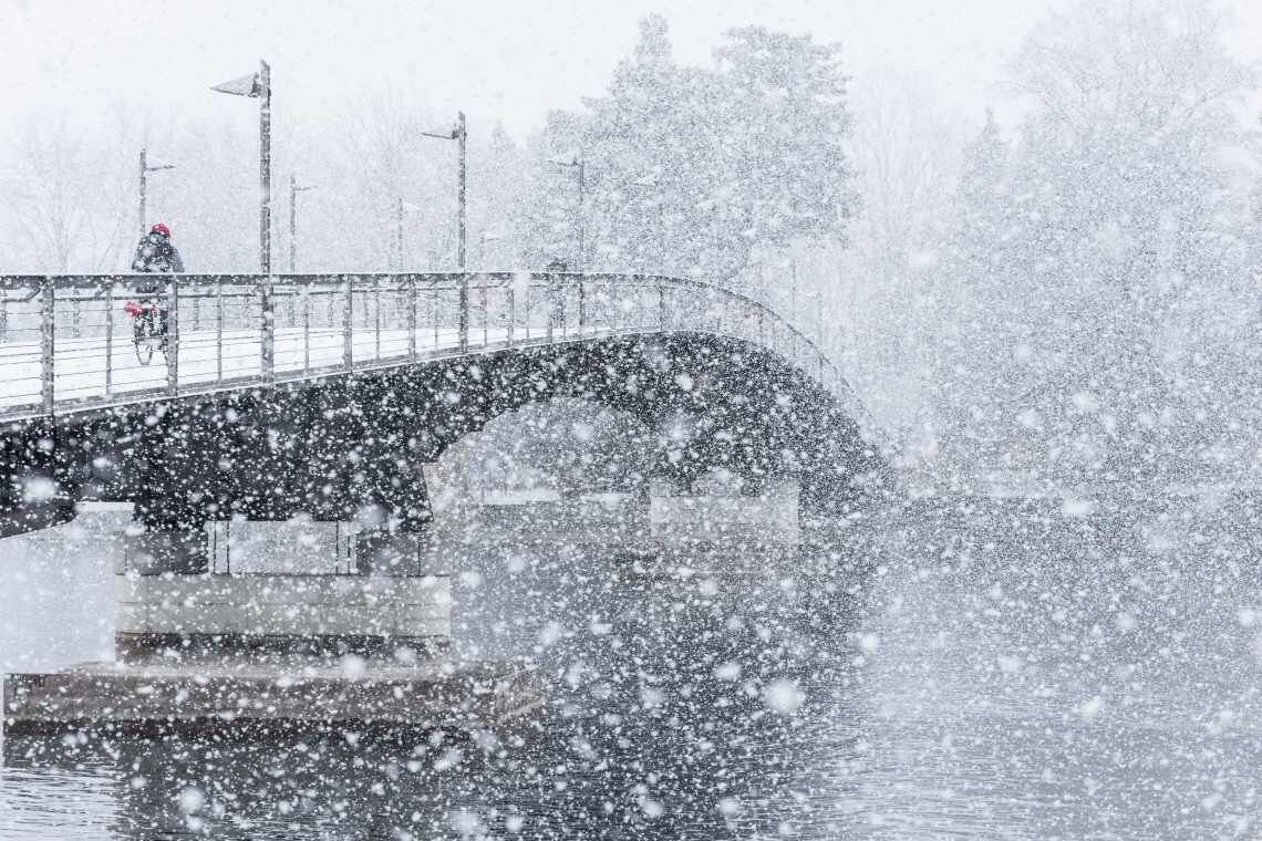 Das Fahrrad ist das meistgenutzte Verkehrsmittel in Konstanz – selbst im tiefen Winter, wie hier auf der Fahrradbrücke über den Rhein.