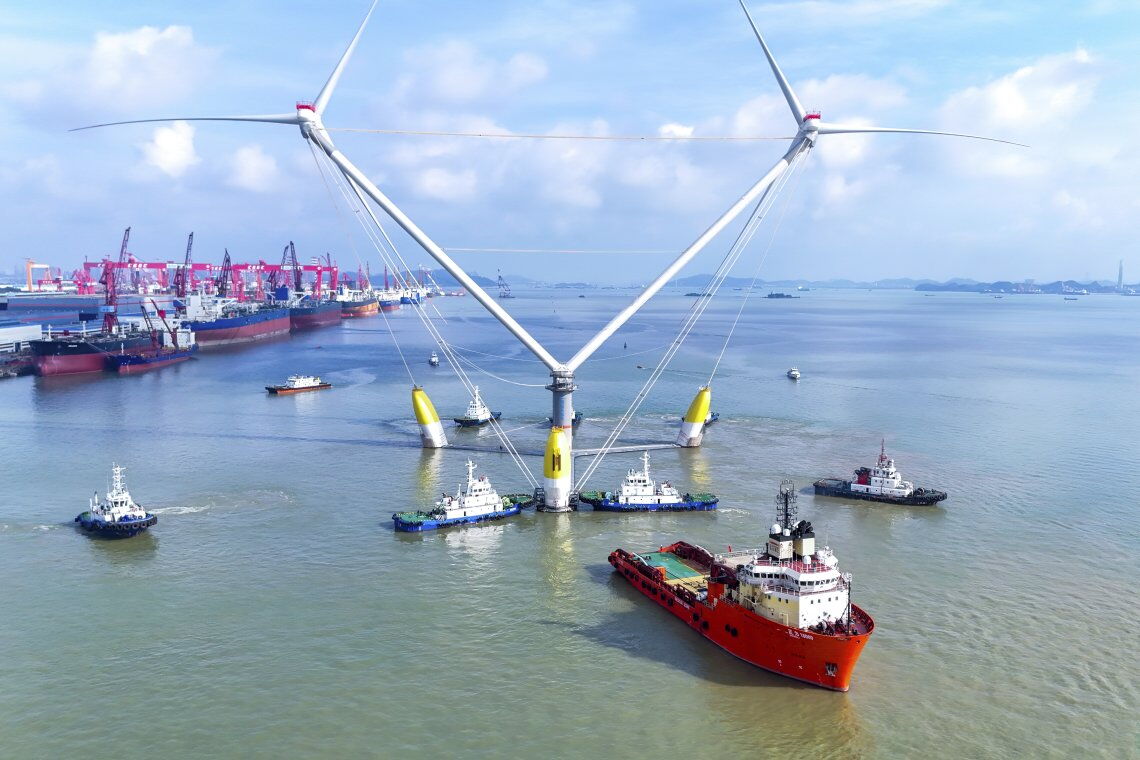 Offshore-Windrad mit zwei Turbinen: Die schwimmende Konstruktion von Mingyang verlässt Mitte August den Hafen von Guangzhou.