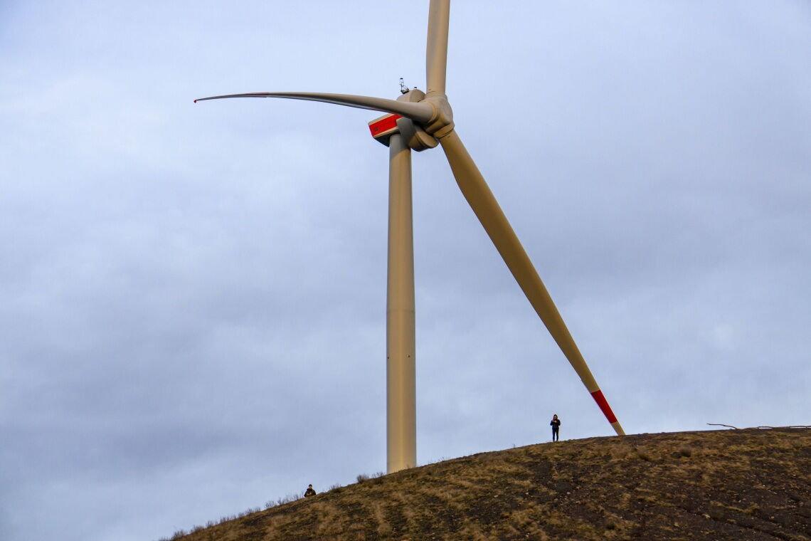 Windrad in Nordrhein-Westfalen: Wie viel CO2 spart ein Windrad im Laufe seines Lebens ein? Die Rechnung hängt u.a. vom Standort und dem zugrundeliegenden Strommix ab.