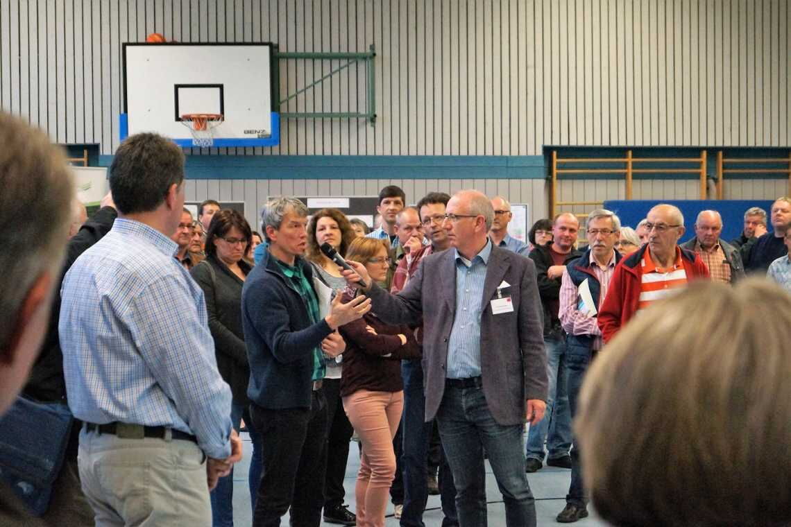 Christoph Ewen moderiert einen Infomarkt zu einem geplanten Windpark im schwäbischen Pfronstetten.