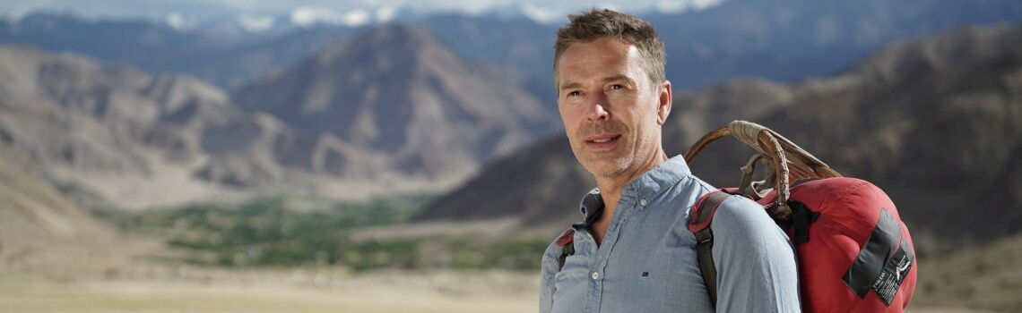 ZDF-Moderator Dirk Steffens (Terra X) bei einem Dreh im Himalaya. Im Interview erklärt er, wie sich der Konflikt zwischen Klima- und Artenschutz auflösen lässt.