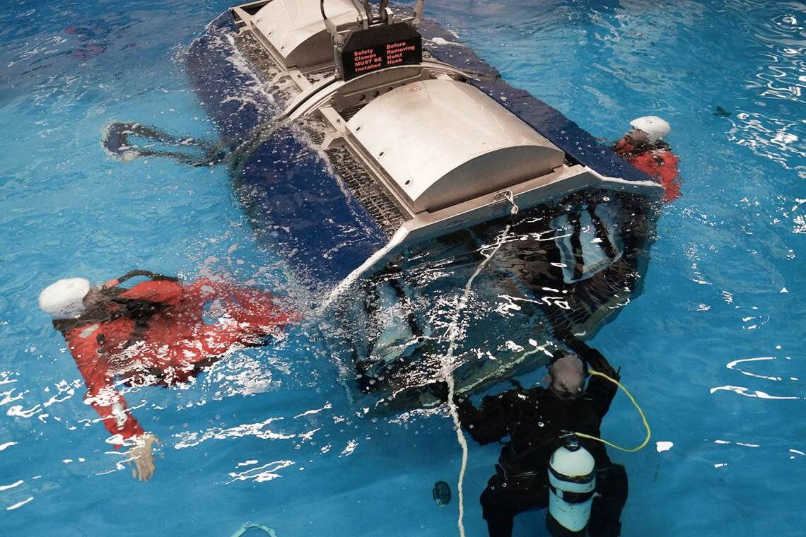Helikopter-Training bei Falck in Bremerhaven. Der Helikopter besteht nur aus dem Rumpf, Rotorblätter und Kufen fehlen.