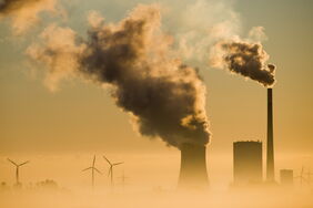 Kohlekraftwerk Mehrum und Windräder: Alte und neue Energiewelt stehen hier in Niedersaschsen nebeneinander.