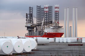 Schiffe wie die Installationsschiff „Pacific Osprey“ sind für den Bau von Offshore-Windparks unabdingbar: Sie schleppen die Hunderte Tonnen schweren Komponenten ins Baufeld und errichten die Windräder im Meer.