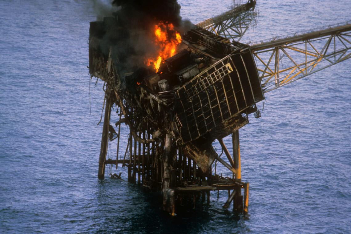 Dicke Rauchschwaden und Flammen steigen im Juli 1988 von der zerstörten Piper Alpha in der Nordsee auf.