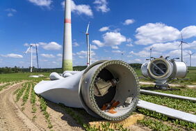 Die meisten Bestandteile von Windrädern lassen sich problemlos recyceln. Und auch für die oft noch problematischen Rotorblätter etablieren sich neue Verfahren.