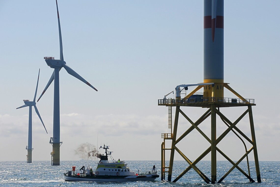 Offshore-Windpark Alpha Ventus: Sechs der zwölf Windräder stehen auf Jacket-Fundamenten, die übrigen auf Monopiles.