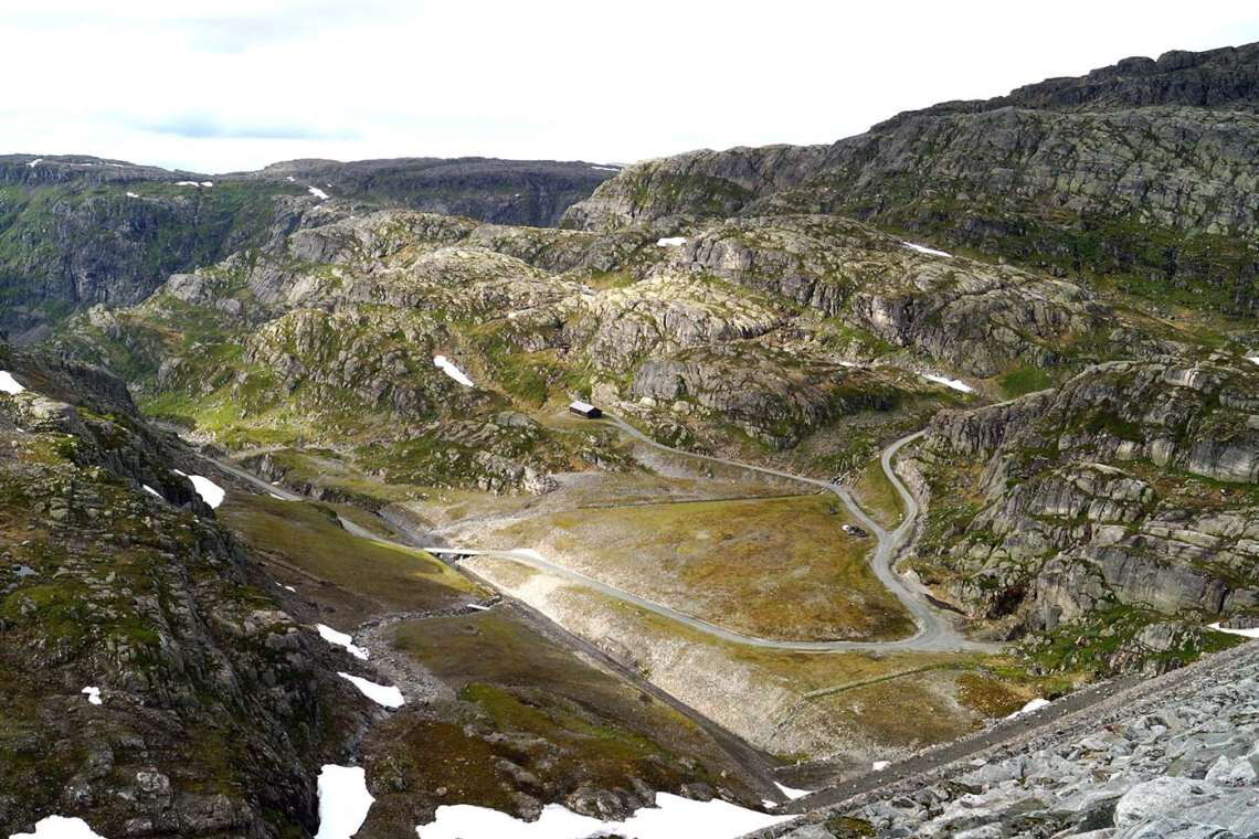 Der Oddatjønn-Damm liegt gut 1000 Meter über dem Meeresspiegel. Das Wasser schießt von hier durch bis zu zehn Meter breite unterirdische Tunnel in die Wasserkraftwerke von Ulla-Førre. Es kann von dort aber auch zurück in den See gepumpt werden.