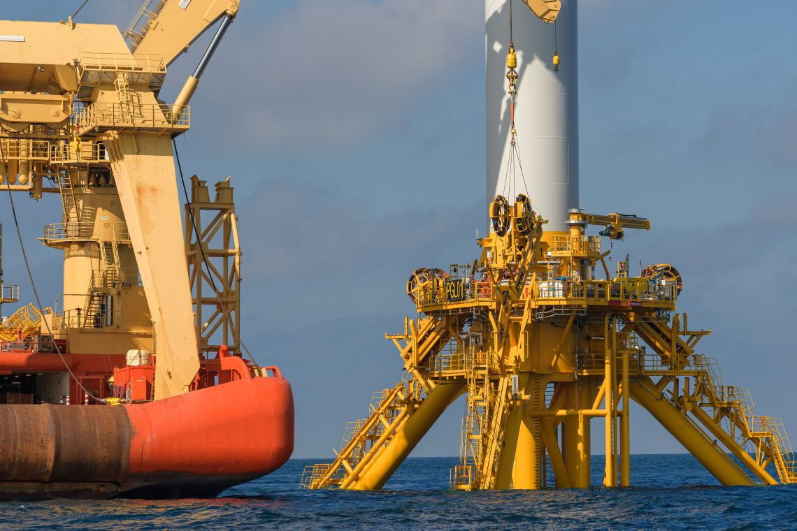 Windpark Provence Grand Large: Ein Schiff installiert das Floating-Windrad vor der Küste von Frankreich im Mittelmeer.