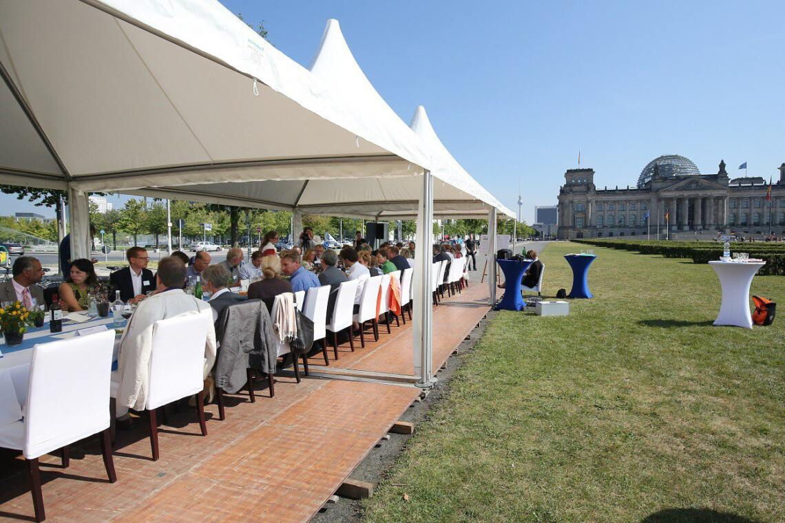 Mit einem Essen vor dem Reichstag versuchte die Klima-Allianz Deutschland die Bundesregierung zu mehr Engagement beim Klimaschutzplan zu bewegen. Zu dem Bündnis gehören Organisationen wie der Naturschutzbund, Greenpeace, WWF oder die Deutsche Umwelthilfe.