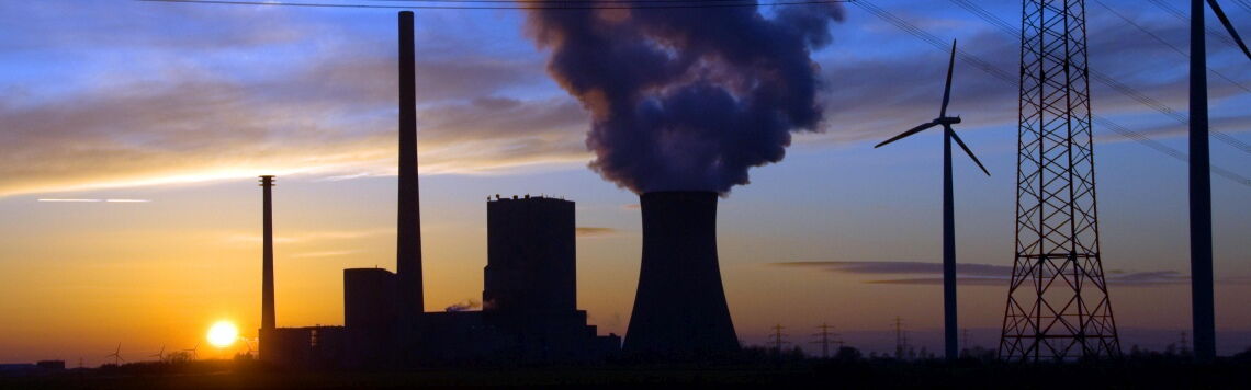 Wenig Wind, kaum Sonne: Bei Dunkelflaute laufen fossile Kraftwerke auf Hochtouren. Doch selbst bei 100 Prozent Ökostrom muss Deutschland keine Blackouts befürchten.