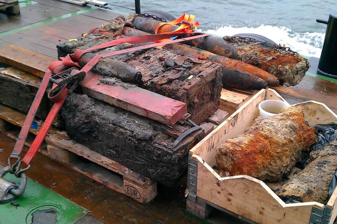 Geborgene Altmunition aus der Nordsee: Der Offshore-Windpark Riffgat konnte wegen der Kampfmittel auf dem Meeresgrund erst mit Verspätung in Betrieb gehen.