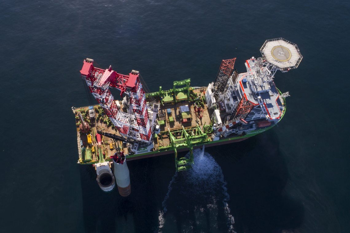 Errichterschiff am Offshore-Windpark Merkur in der Nordsee.