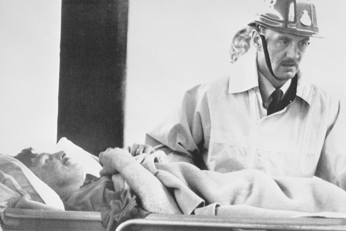 Ein Überlebender der Katastrophe auf der Piper Alpha erreicht das schottische Festland auf einer Krankenbare.