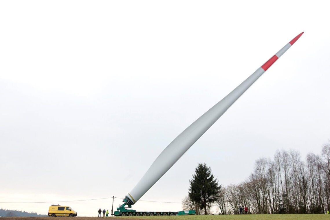 Durch besonders knifflige Passagen werden Rotorblätter aufgerichtet transportiert. So können sie Hindernissen ausweichen.