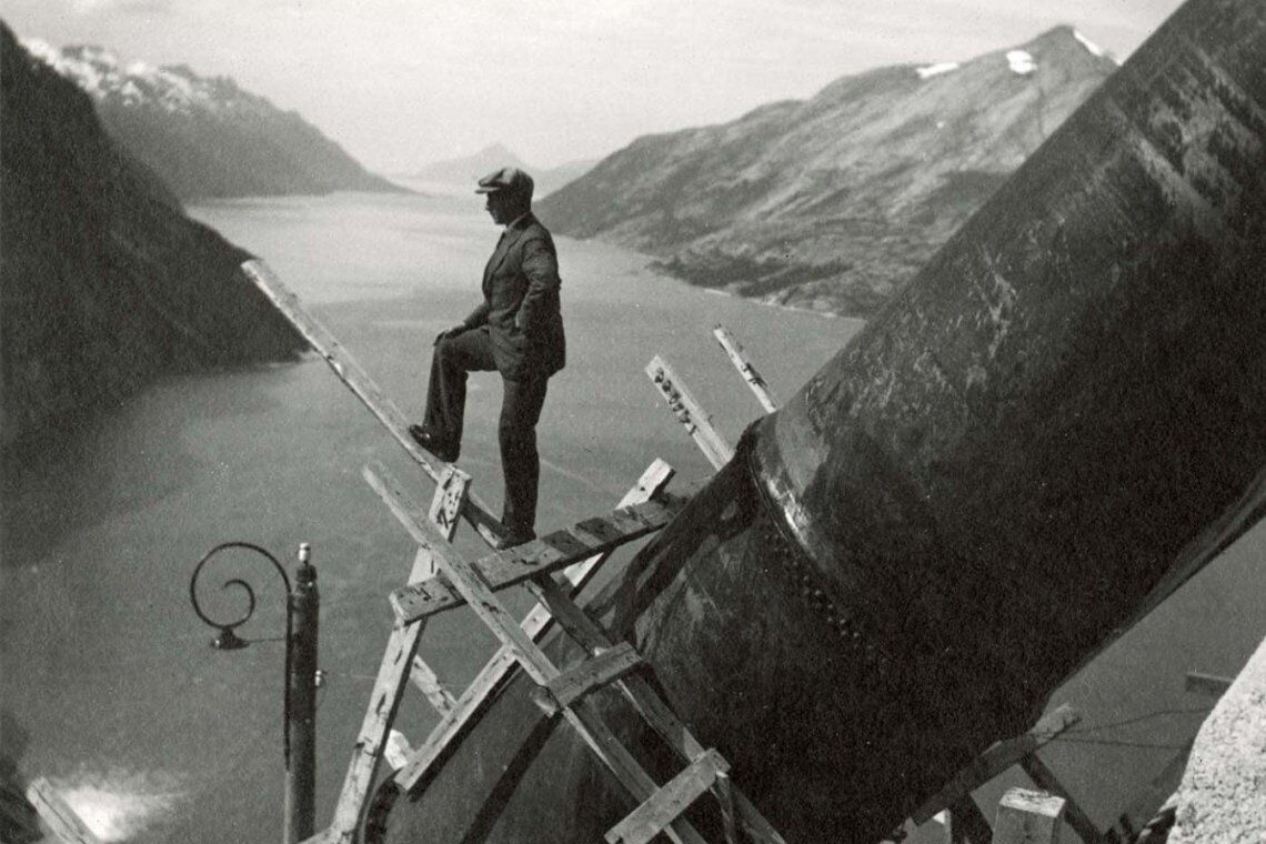 Auch in anderen Landesteilen entstanden Wasserkraftwerke. Dieses Foto von 1918 zeigt den Bau der Rohre für das Kraftwerk Glomfjord, 45 Kilometer nördlich des Polarkreises.