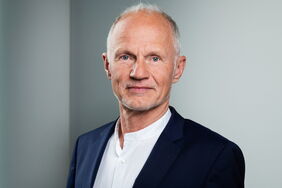 Rainer Baake, oft als „Mr. Energiewende“ bezeichnet, beschreibt im Gastbeitrag für EnergieWinde, wie Deutschland bis 2050 in drei Schritten klimaneutral werden kann und welche Rolle Wasserstoff dabei spielt.