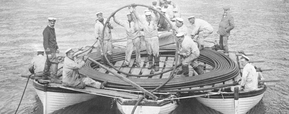 Verlegung eines Seekabels 1910 zwischen Dover (Großbritannien) und Cap Gris-Nez (Frankreich): Die Bedeutung von länderübergreifenden Stromleitungen wächst mit der Energiewende.