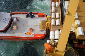 Offshore-Windpark Borkum Riffgrund 1: Das Transportschiff „Njord Thor“ legt an der „Edda Fjord“ an.