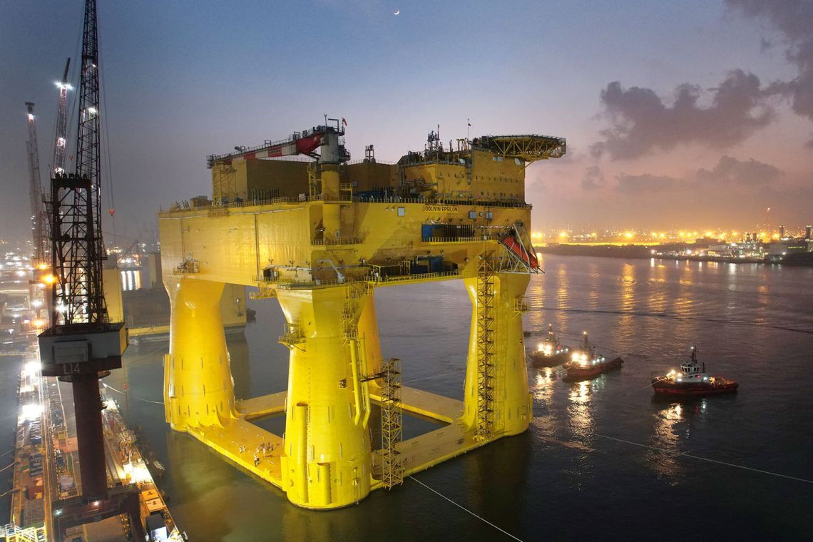 Konverterstation DolWin epsilon: Die gewaltige Plattform wird per Schiff von Singapur zur Endmontage nach Haugesund in Norwegen transportiert. Foto: TenneT