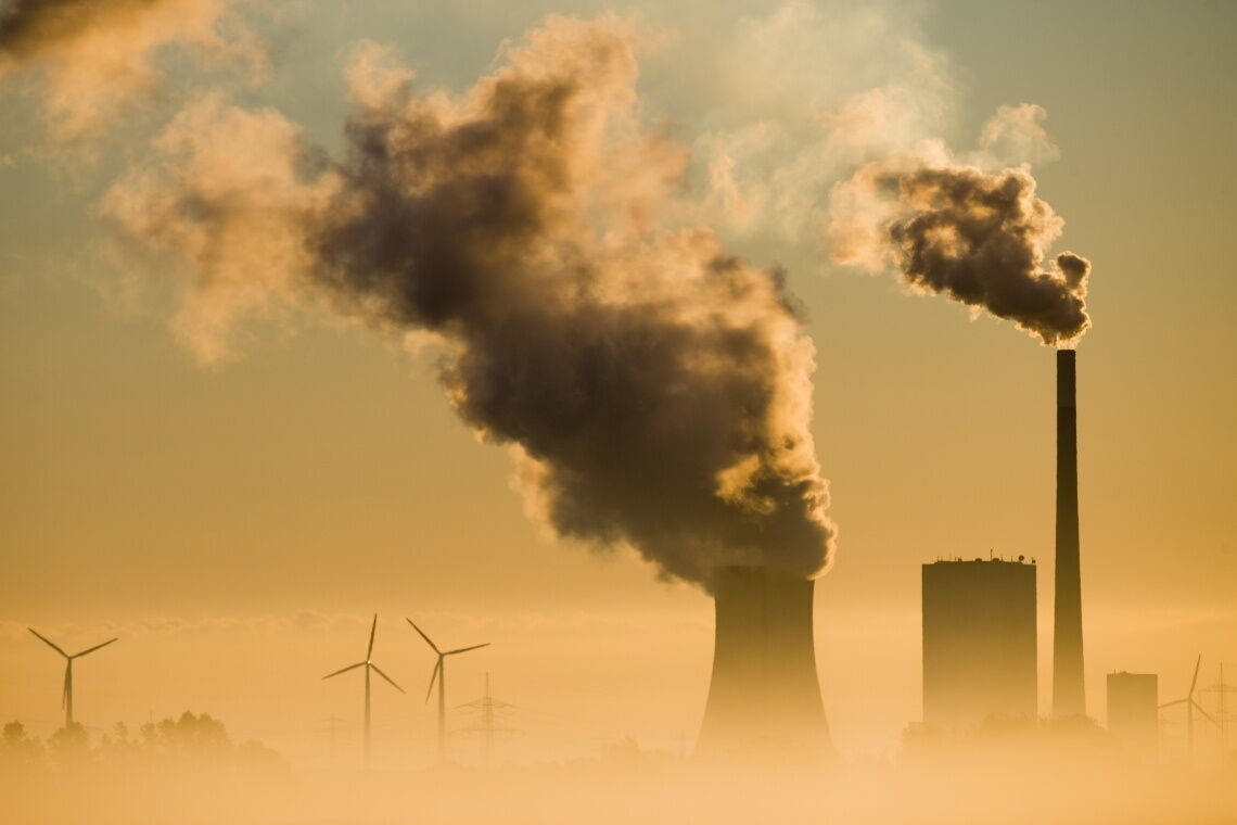 Kohlekraftwerk Mehrum und Windräder: Alte und neue Energiewelt stehen hier in Niedersaschsen nebeneinander.