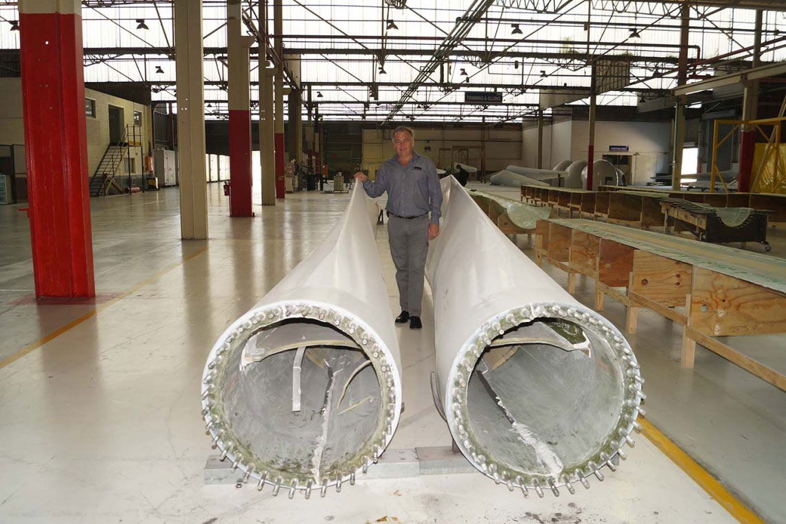 Windenergie in Südafrika: Adventure Power ist der einzige Windradbauer des Landes. Hier steht Geschäftsführer Mark Ristow zwischen zwei Rotoerblättern.