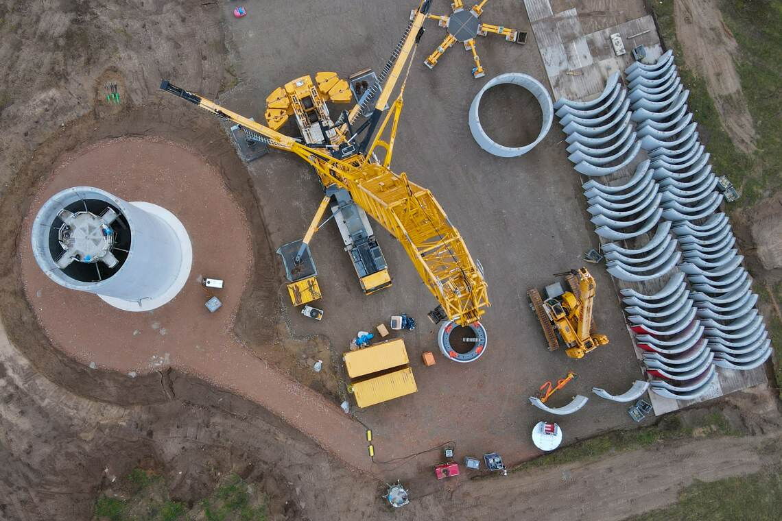 Luftaufnahme einer Windrad-Baustelle: Mit Hilfe der EU-Notfallverordnung will die Bundesregierung dem Ausbau der Windenergie einen Schub geben.