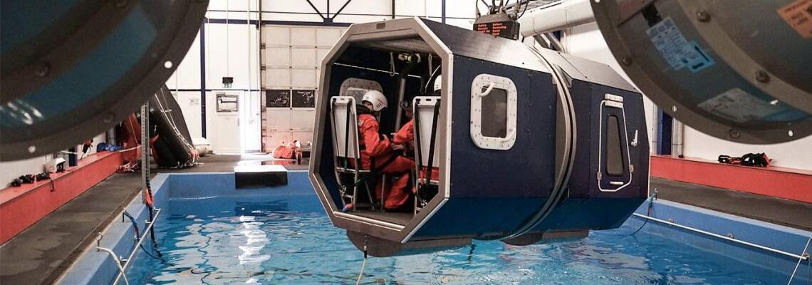 Helikopter-Training bei Falck in Bremerhaven. Der Helikopter besteht nur aus dem Rumpf, Rotorblätter und Kufen fehlen.