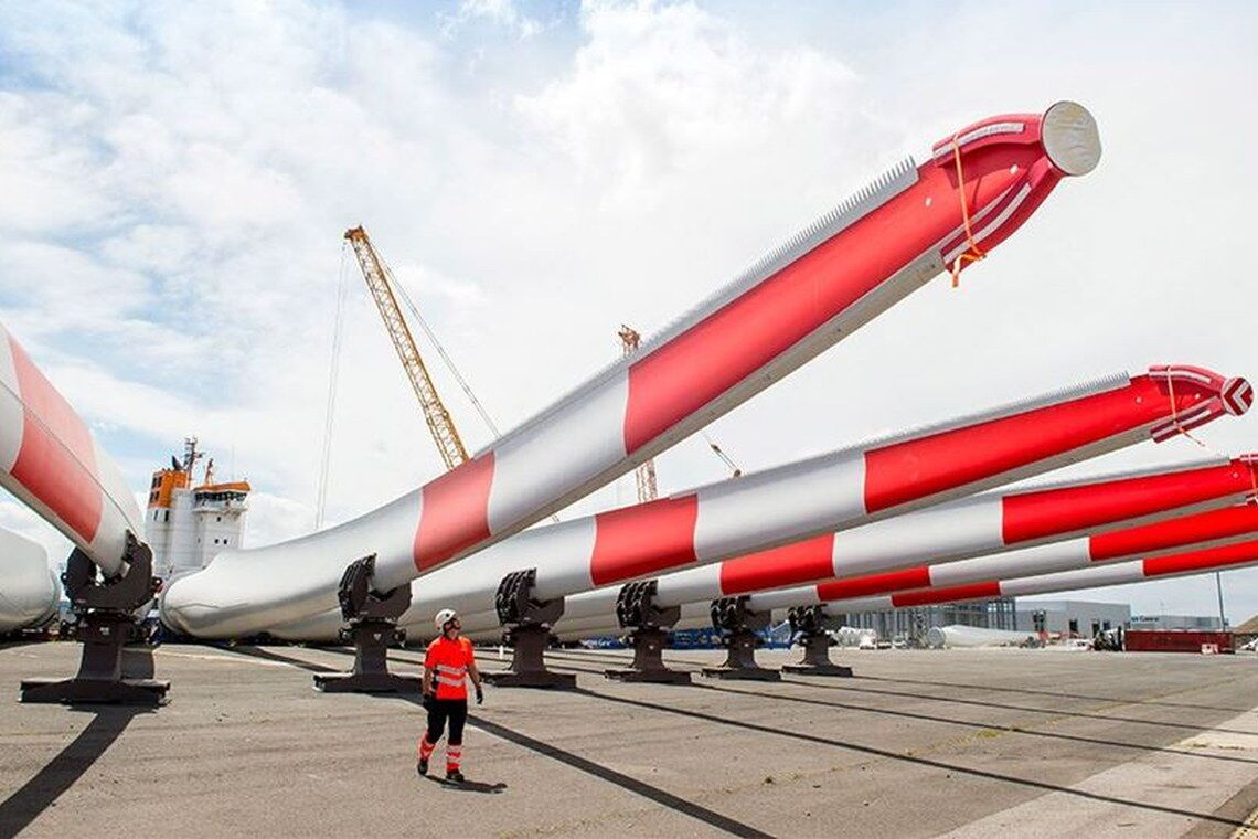 Recyclebare Rotorblätter von Siemens Gamesa warten im britischen Hull auf den Abtransport: Die Offshore-Windenergie arbeitet an ihrem Entsorgungsproblem.