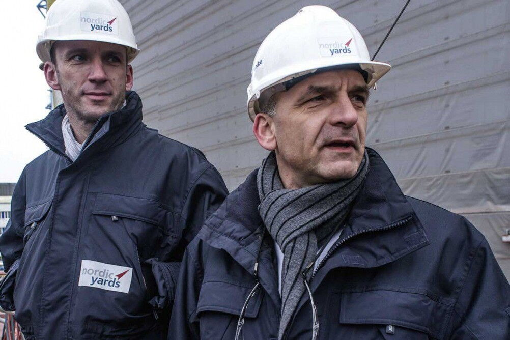 Die Nordic-Yards-Mitarbeiter Stefan Sprunk (links) und Jens Pehlke bei der Docklegung der Konverterstation Dolwin gamma in Warnemünde.