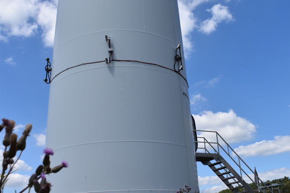 Kameras von BirdVision am Fuß eines Windrads scannen den Himmel nach gefährdeten Vogelarten, um das Windrad rechtzeitig abzuschalten und eine Kollision auszuschließen.