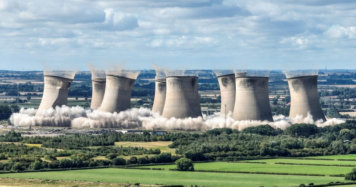 Sprengung der Kühltürme des Kohlekraftwerks Cottam: Großbritannien hat den Kohleausstieg bereits 2024 vollzogen: Kohlestrom war gegenüber Wind- und Solarstrom nicht mehr konkurrenzfähig.