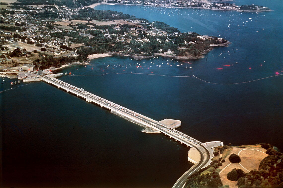 Das Gezeitenkraftwerk an der Mündung der Rance in der Bretagne wurde 1966 gebaut und ging ein Jahr später ans Netz.
