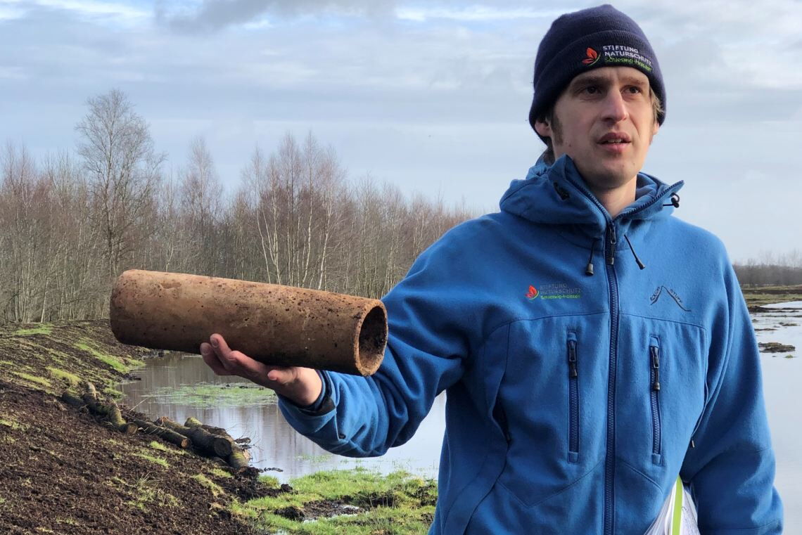 Janis Ahrens ist Projektleiter der Stiftung Naturschutz Schleswig-Holstein. Im Grotmoor nördlich von Hamburg arbeitet er an der Wiedervernässung der Flächen.