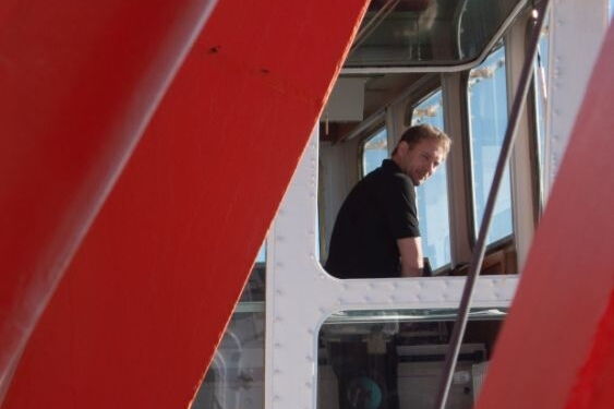 Der Kapitän: Haye Diecks hat das Kommando auf der Brücke der „Heincke“. Wenn die Forscher eine Stelle auf dem Grund genauer untersuchen wollen, stoppt er das Schiff punktgenau darüber.