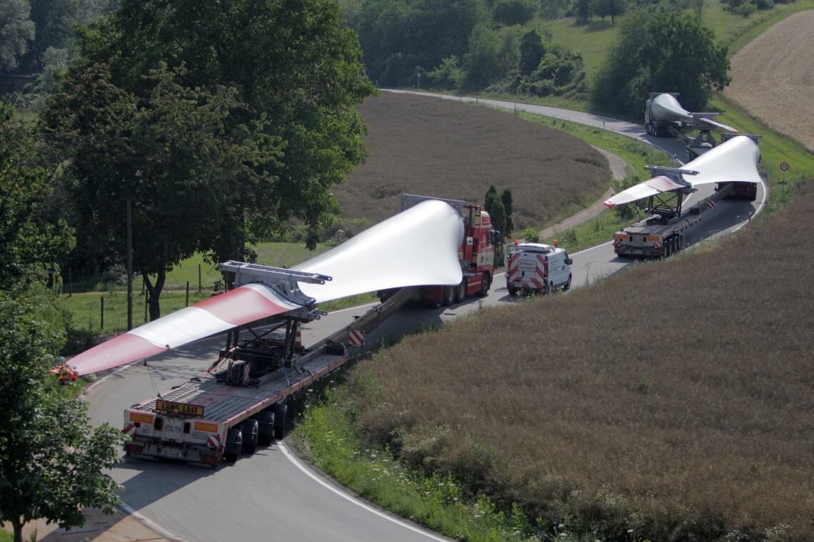 Spektakuläre Bilder vom Transport von Windrad-Flügeln: Die viele Tonnen schweren Riesen werden teils aufrecht durch enge Kurven manövriert.