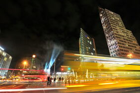 Nächtliche Beleuchtung am Potsdamer Platz in Berlin: Wie viel Strom braucht Deutschland, um Verkehr, Gebäude und Industrie zu elektrifizieren?