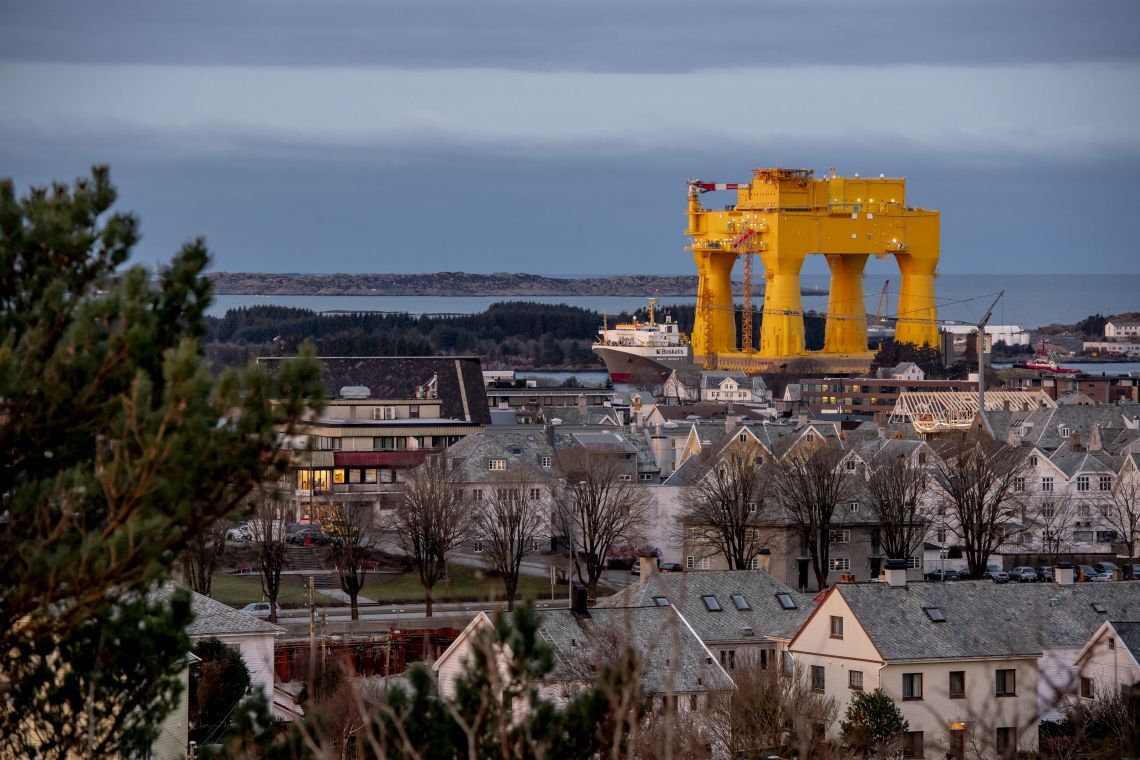 Konverterplattform DolWin epsilon: Nach ihrer Reise von Singapur um die halbe Welt trifft der Gigant in Haugesund/Norwegen ein. Foto: Aibel/TenneT