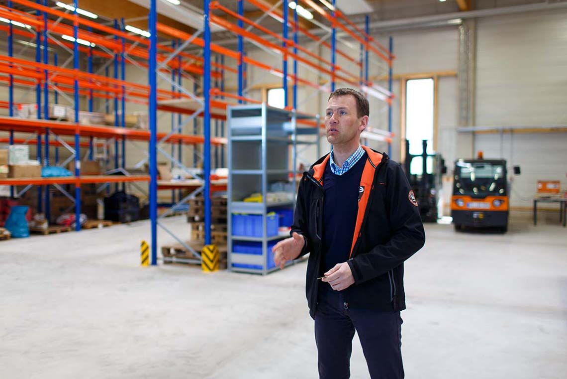 Eon-Standort auf Helgoland: Günter Esbach erklärt die Vorteile der Insel für die Offshore-Windindustrie.