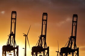 Standortvorteil Windkraft: Norddeutschland profitiert bei der Ansiedlung neuer Industrien von der Energiewende und seinen Häfen.