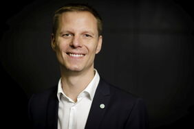 Kai Niebert, Nachhaltigkeitsforscher und Präsident des Deutschen Naturschutzrings (DNR), spricht im Interview darüber, wie Flächenkonflikte zwischen Artenschutz und Erneuerbaren gelöst werden können.