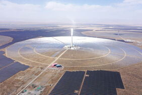 Solarkraftwerk in der Provinz Qinghai: Kein Land der Welt baut die erneuerbaren Energien schneller aus als China.